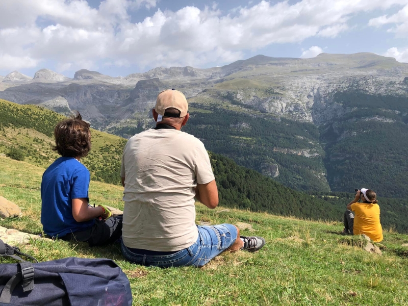 Familia en la alta montaña buscando rapaces del pirineo aragones