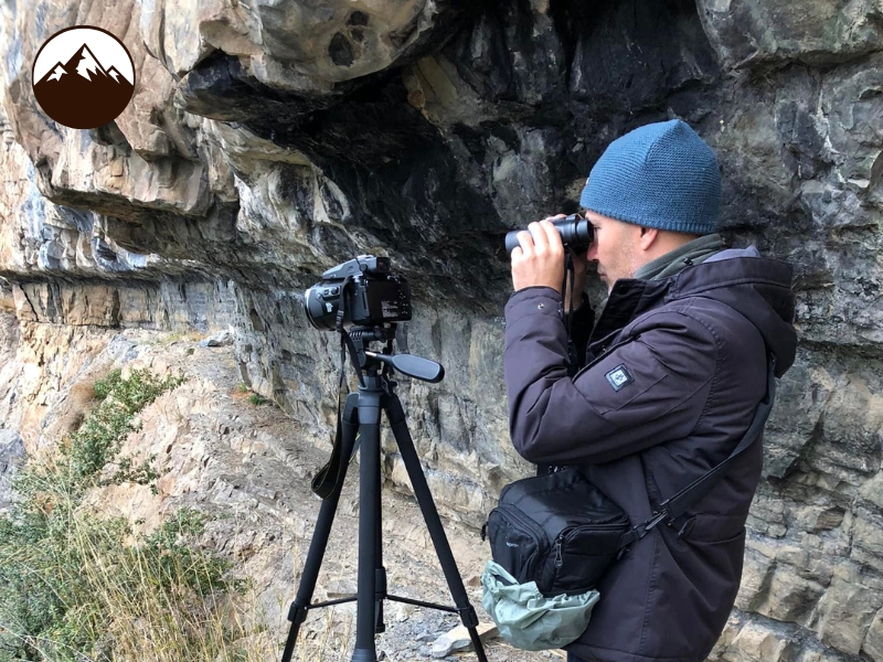 Fotógrafo buscando aves del Pirineo en una ubicación de montaña