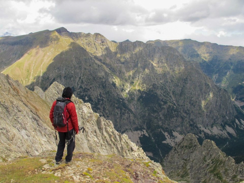 Persona mirando al valle de Barrosa desde el Pico Liena