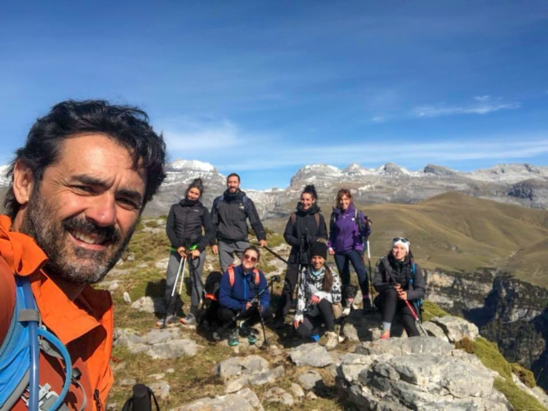 Guía de montaña Alberto Marín y grupo excursionista en el Mirador de Añisclo de Punta de Mondoto